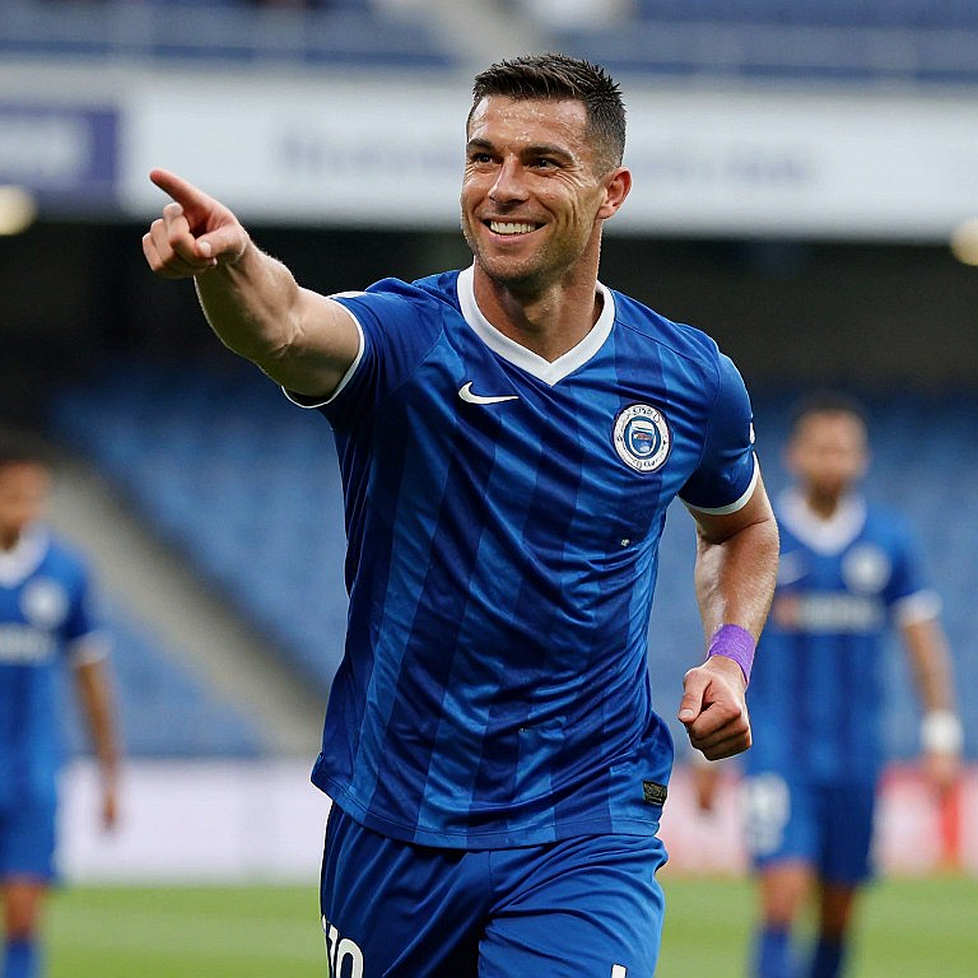 HLV Kim Hiền và hành trình đưa CAHN FC từ 'cỗ xe tăng' đến ngôi đầu V-League 2026 HLV Kim Hiền và hành trình đưa CAHN FC từ 'cỗ xe tăng' đến ngôi đầu V-League 2026