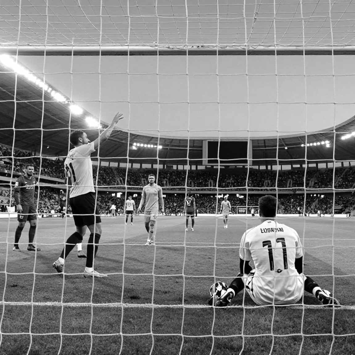 Kylian Mbappé và đầu gối trái: một cú sút, ba tầng câu hỏi chưa ai trả lời Kylian Mbappé và đầu gối trái: một cú sút, ba tầng câu hỏi chưa ai trả lời