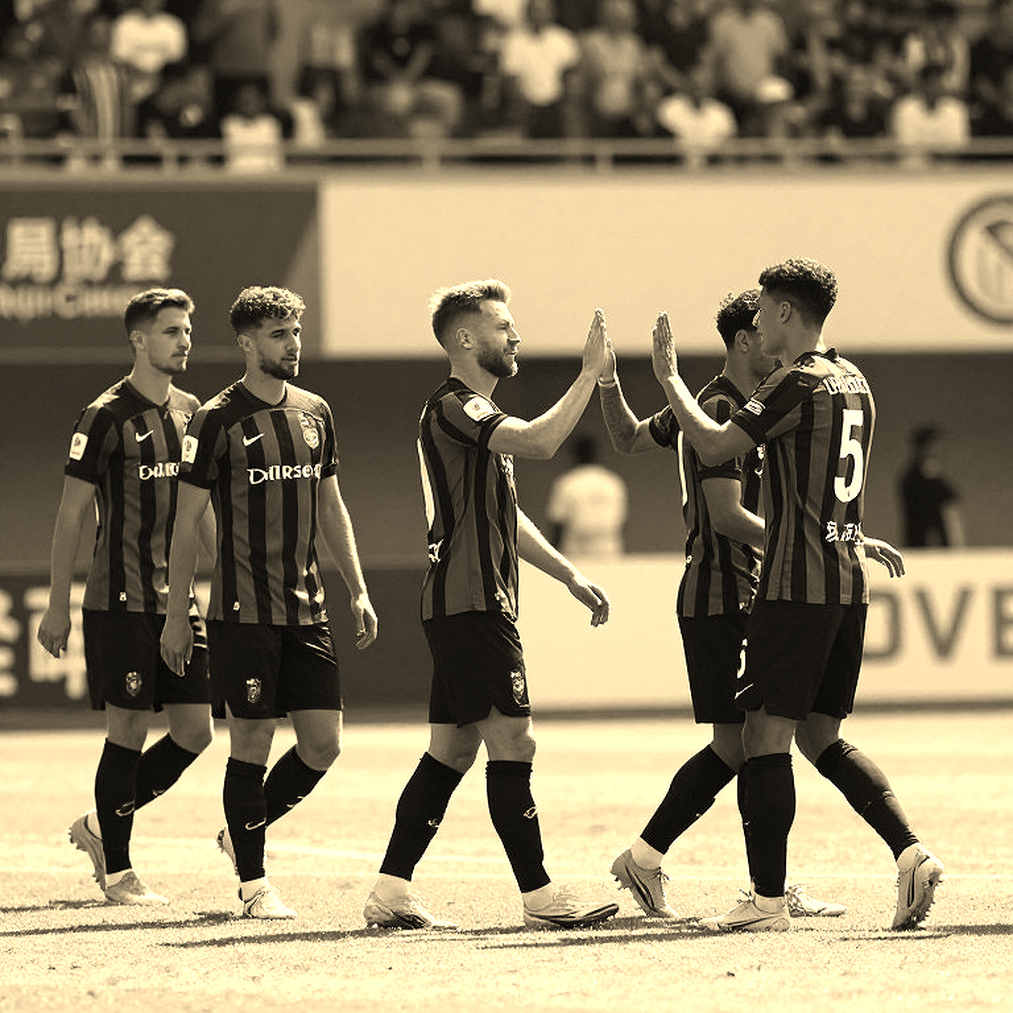 Chiếc áo đen cuối cùng: Bảy mươi năm trầm tích Adidas khép lại dưới ánh đèn Nations League