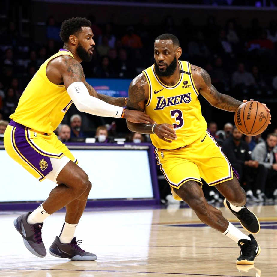 LeBron James mặc áo số 9 ở Philadelphia: 10.000 người reo, dữ liệu vẫn im lặng