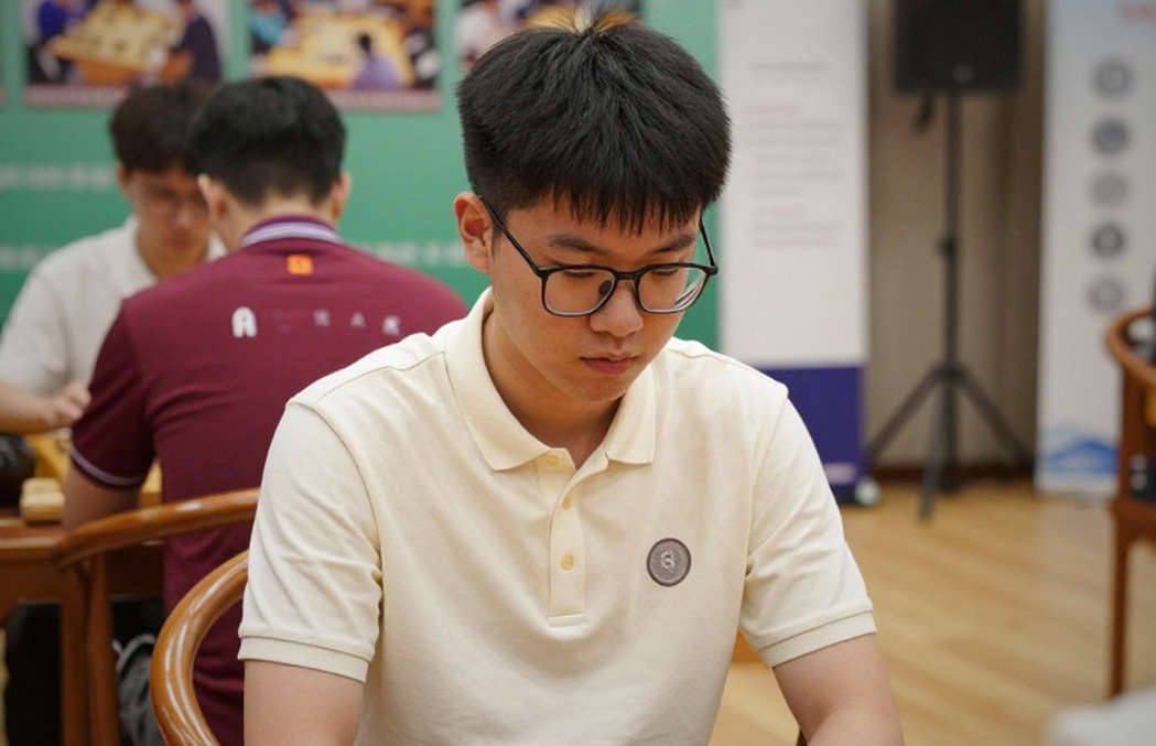 Nepo bóp nghẹt Carlsen rồi thắng Sindarov bằng đồng hồ: Khi GCL 2026 viết lại định nghĩa 'phong độ'