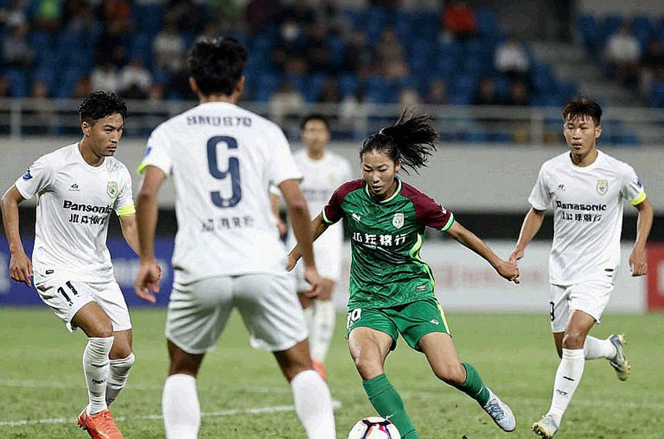 Vietnam youth team open against Kuwait: three centre-backs and a sweeper Vietnam youth team open against Kuwait: three centre-backs and a sweeper