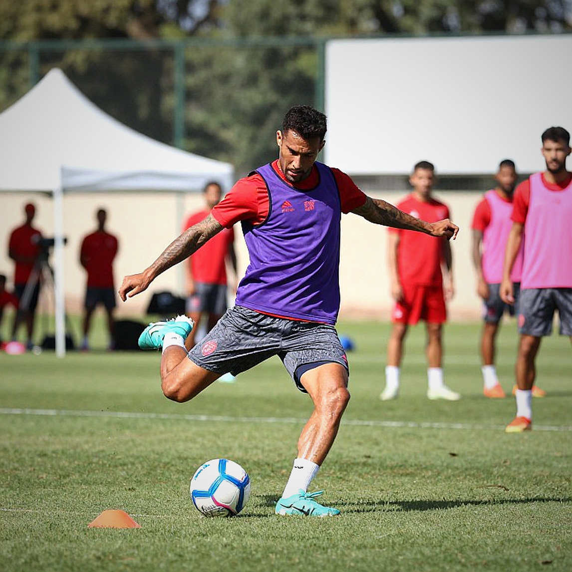 Vị thần mệt mỏi ở Thượng Hải: bản hợp đồng của Carlos Tevez và cuộc di dân không ai nhìn thấy